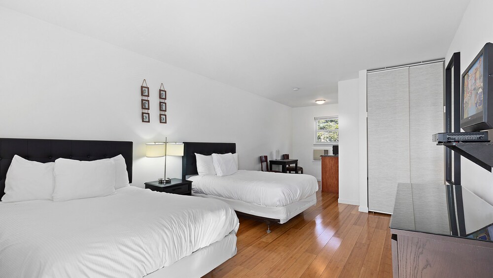 Standard Room (2 Full Beds, No Pets)