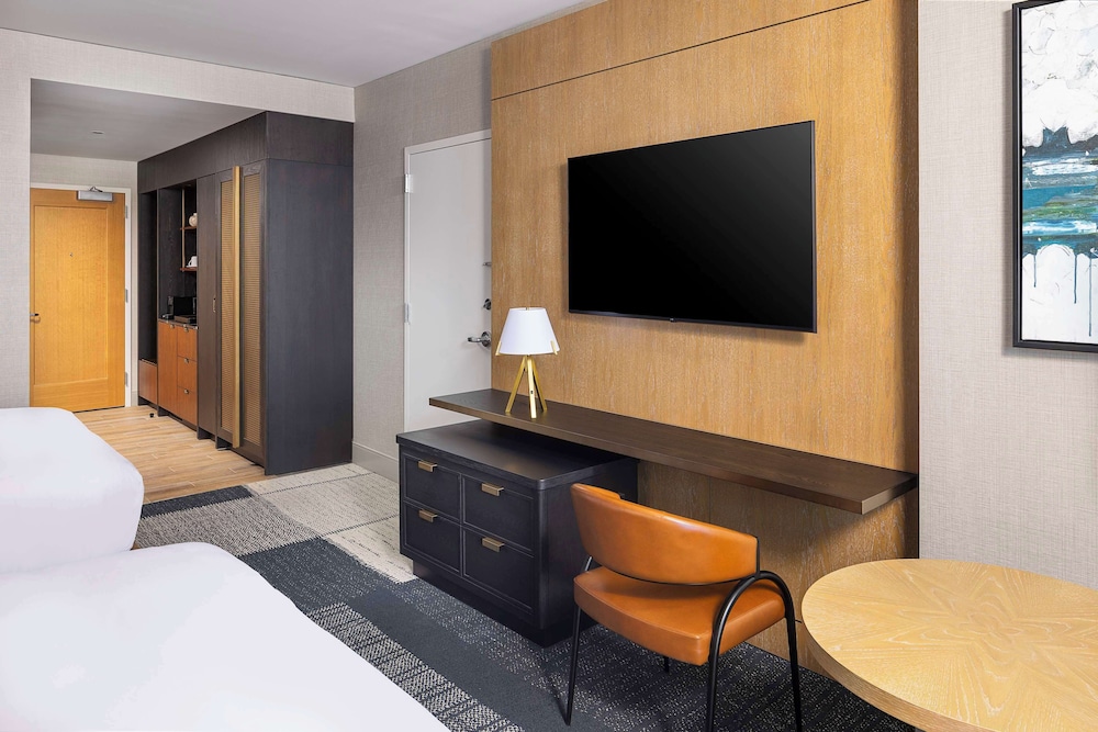 Room, 2 Queen Beds (Pool Level)