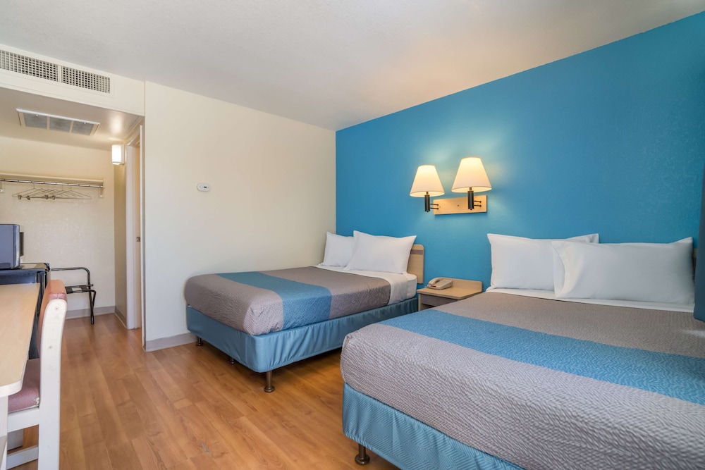Deluxe Room, 2 Double Beds, Non Smoking, Refrigerator & Microwave photo 1