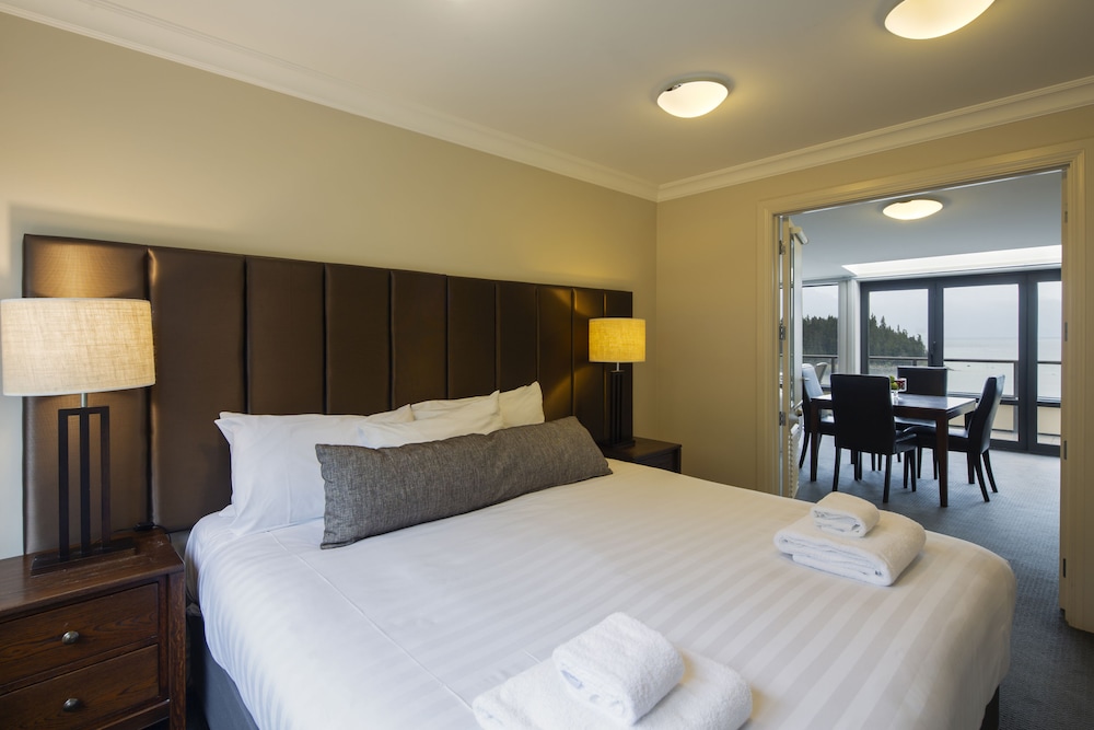 2 Bedroom Lakeview Suite - Photo 13