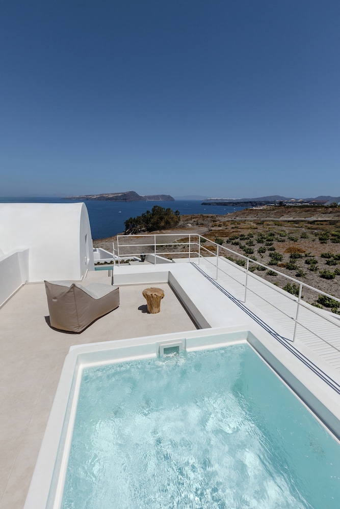 Elegant Suite with Private Infinity Pool & Heated Outdoor Jetted Tub - Caldera View - Photo 31