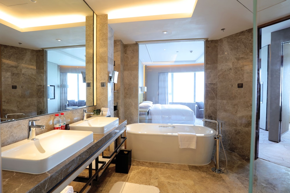 Executive Room, 1 King Bed, City View - Photo 4
