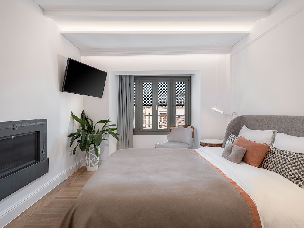 Deluxe Studio Suite, 1 King Bed, City View photo 1