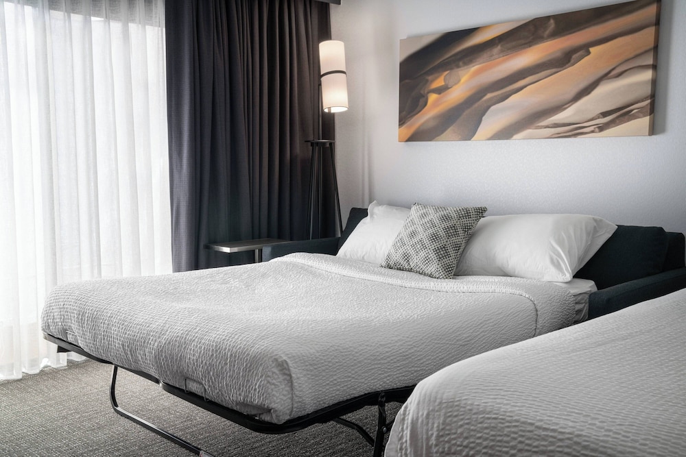 Suite, 1 Bedroom - Photo 2