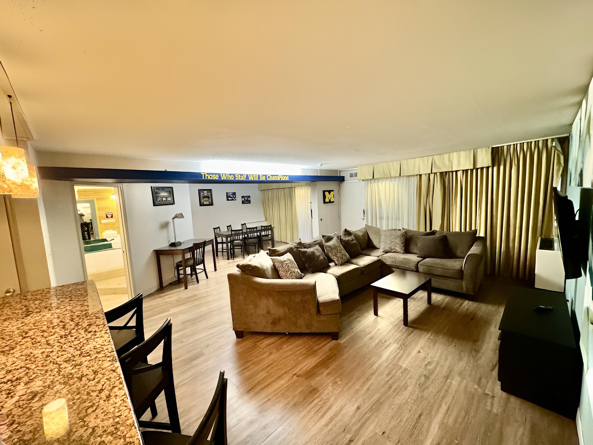 Suite, 1 King Bed - Photo 4