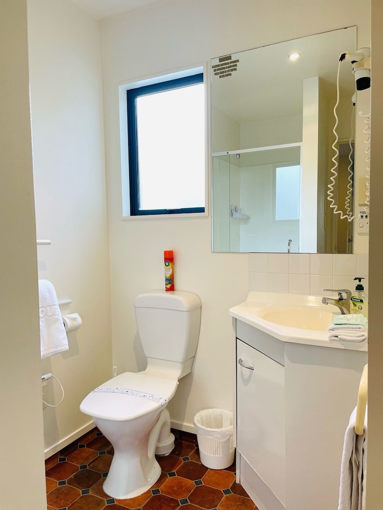 Upstairs Apartment, 1 Bedroom photo 3