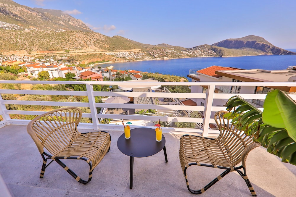 Penthouse Room, Jetted Tub, Sea View - Photo 4