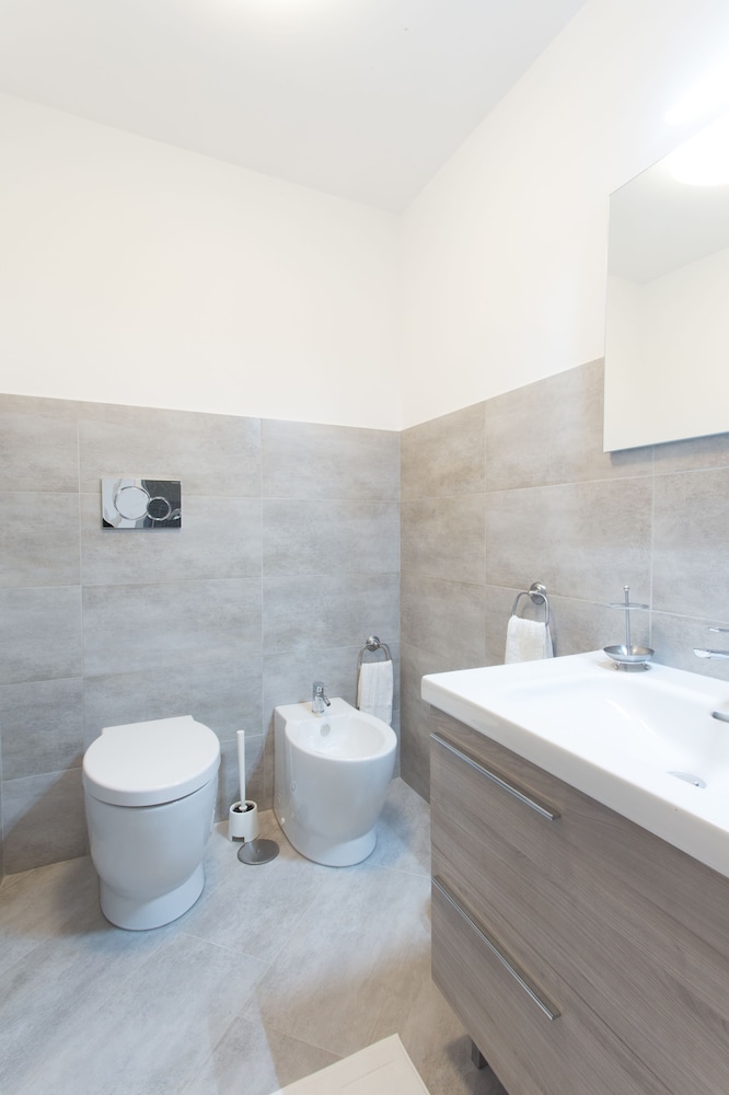 Family Apartment, Private Bathroom, Courtyard View (Via Di San Martino ai Monti, 20/A) photo 2