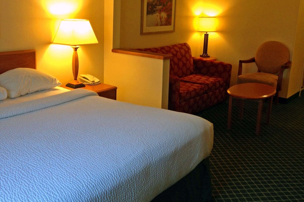 Deluxe Suite, 1 King Bed, Non Smoking, Refrigerator & Microwave photo 1