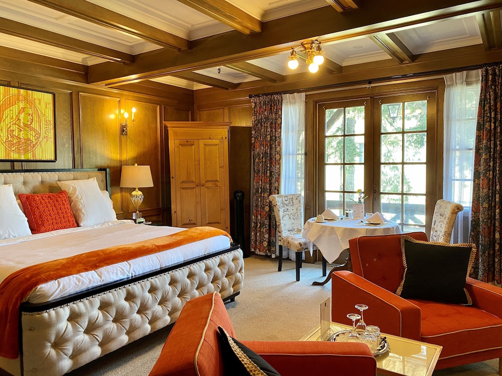 Signature Room, 1 King Bed, Fireplace, Marina View