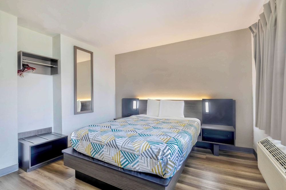 Deluxe Room, 1 Queen Bed, Accessible, Non Smoking photo 2