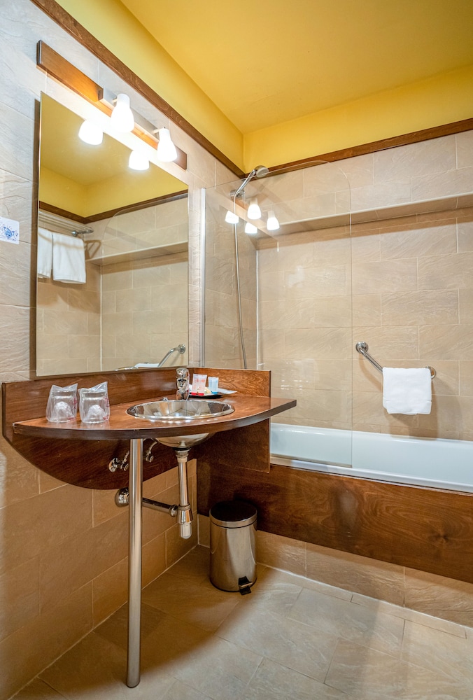 City Quadruple Room - Photo 22
