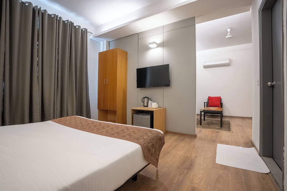 Suite - Photo 1