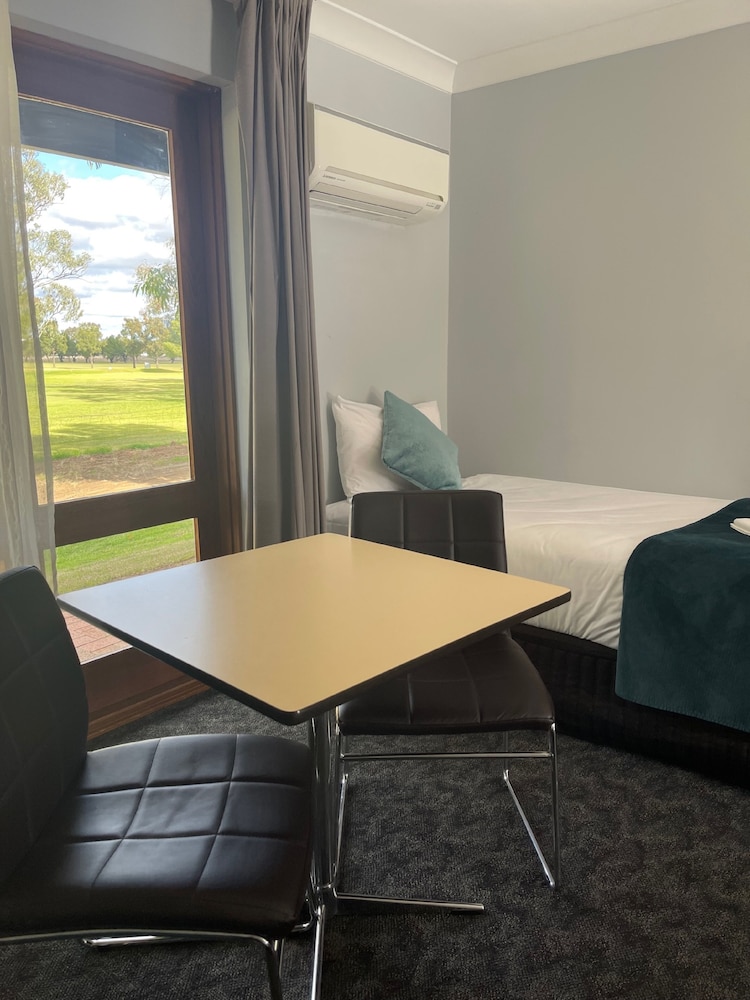 Deluxe Triple Room, Golf View photo 3