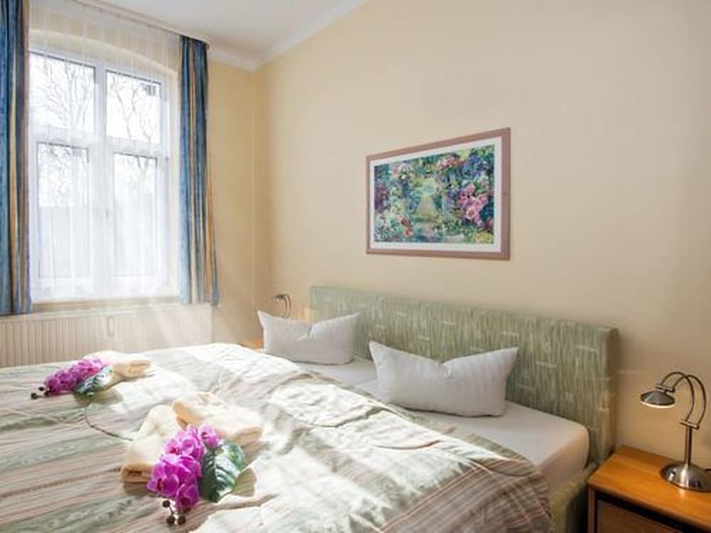 Classic Condo, 1 Queen Bed with Sofa bed (Opal) photo 1