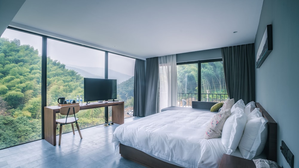 Grand Room, 1 Queen Bed, Garden View photo 2