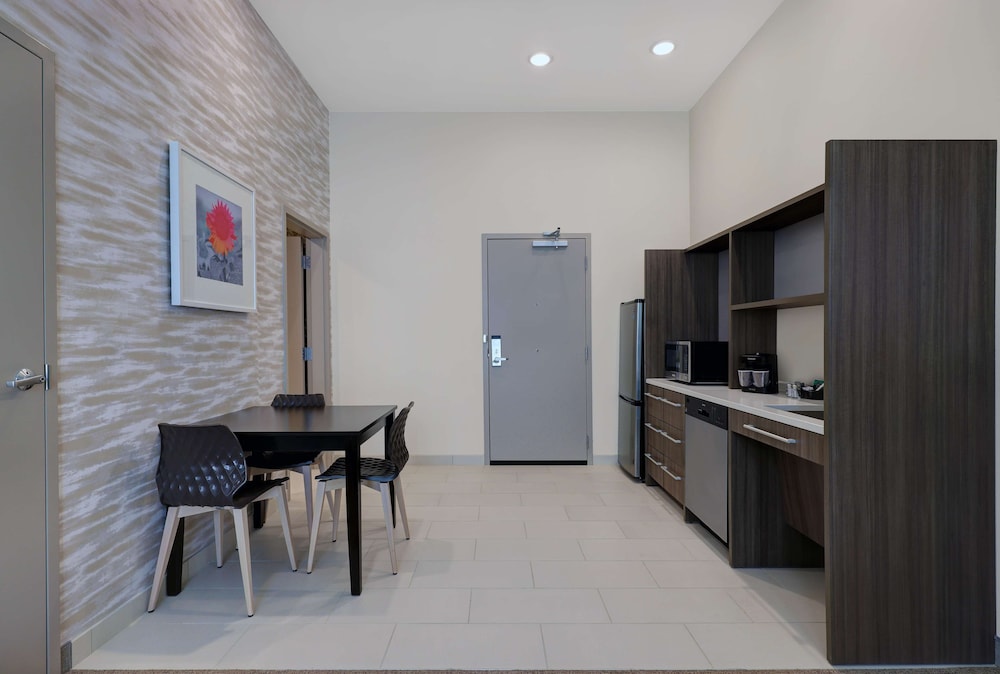 Room, 1 Queen Bed, Accessible (Mobility & Hearing, 3x3 shower) photo 3