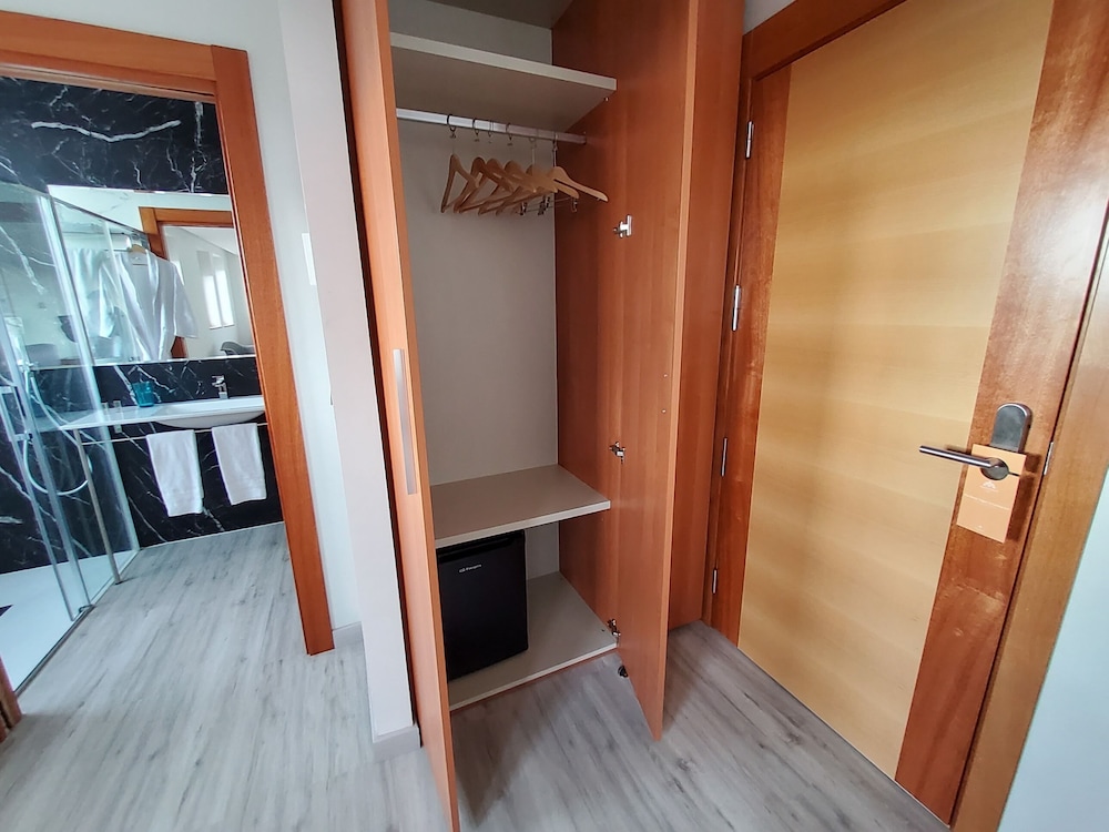 Standard Twin Room - Photo 4