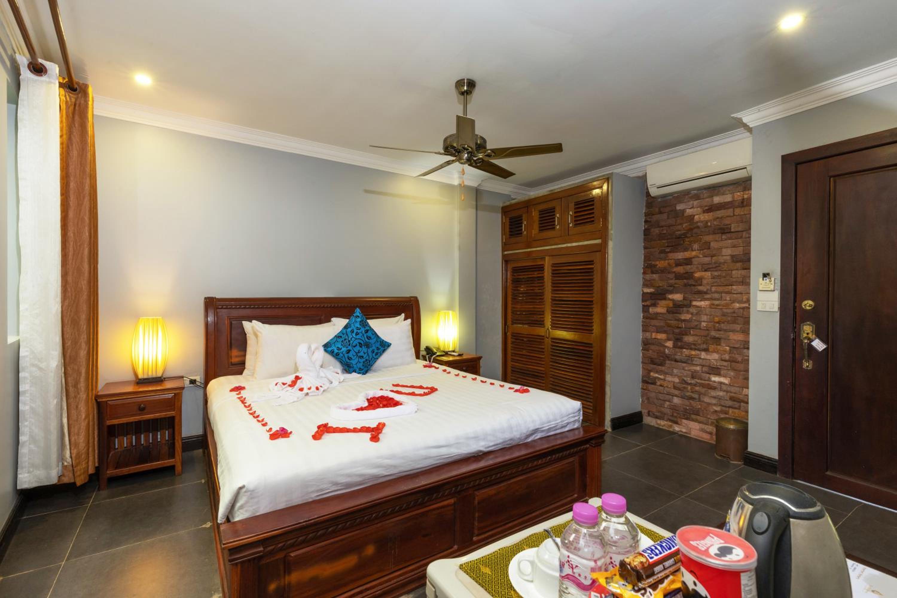 Deluxe Double Room with Bath - Photo 3