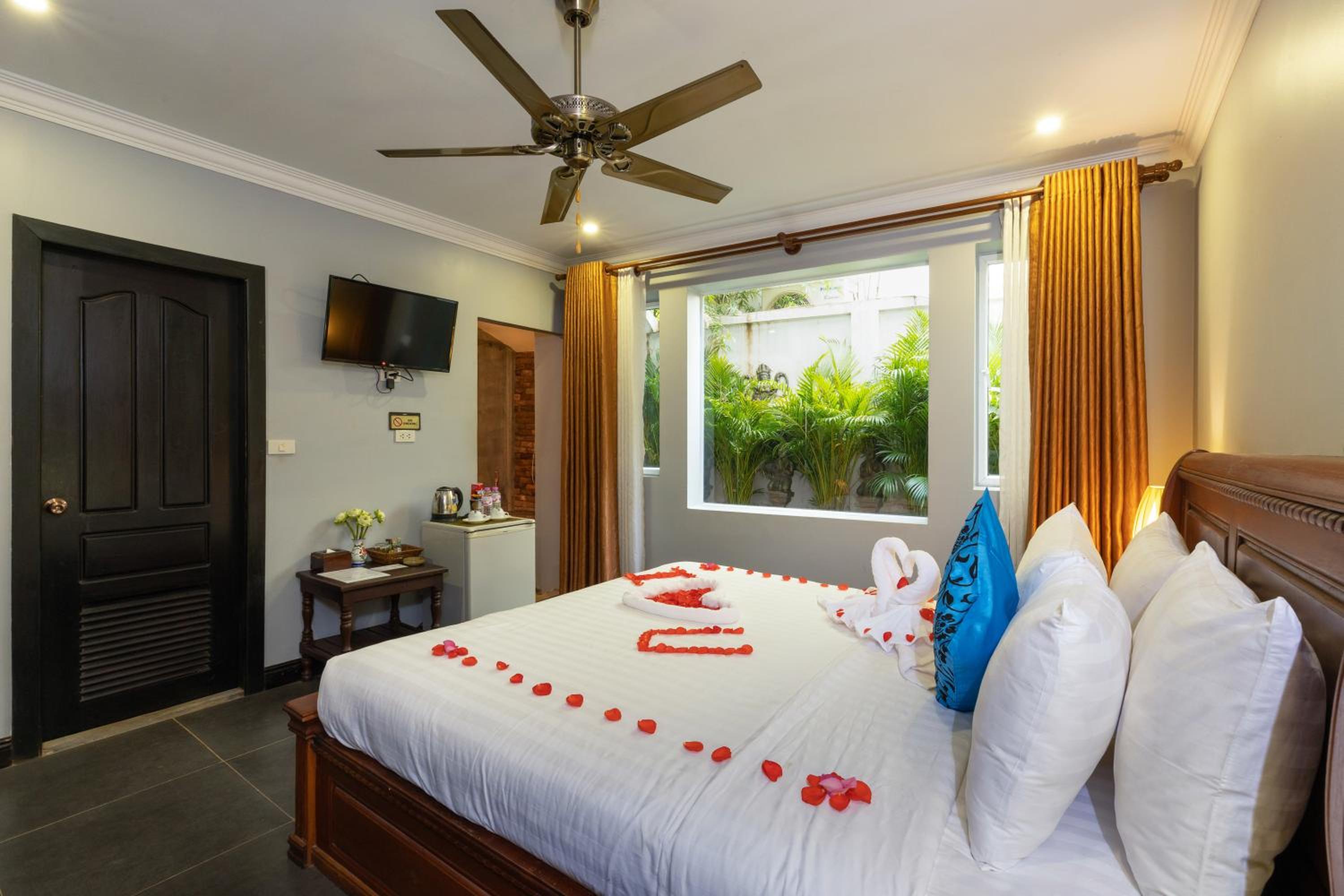 Deluxe Double Room with Bath - Photo 4