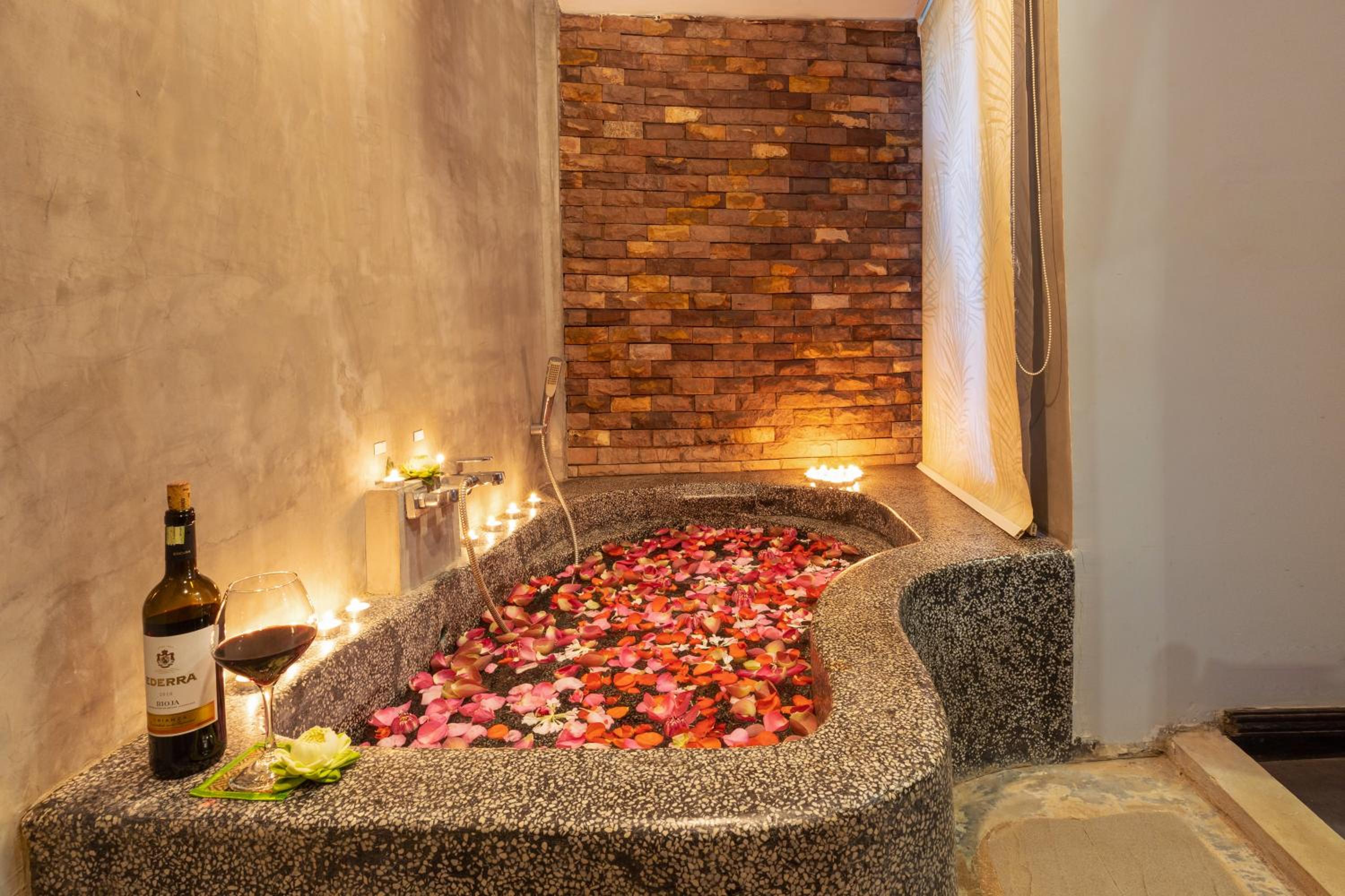 Deluxe Double Room with Bath - Photo 6