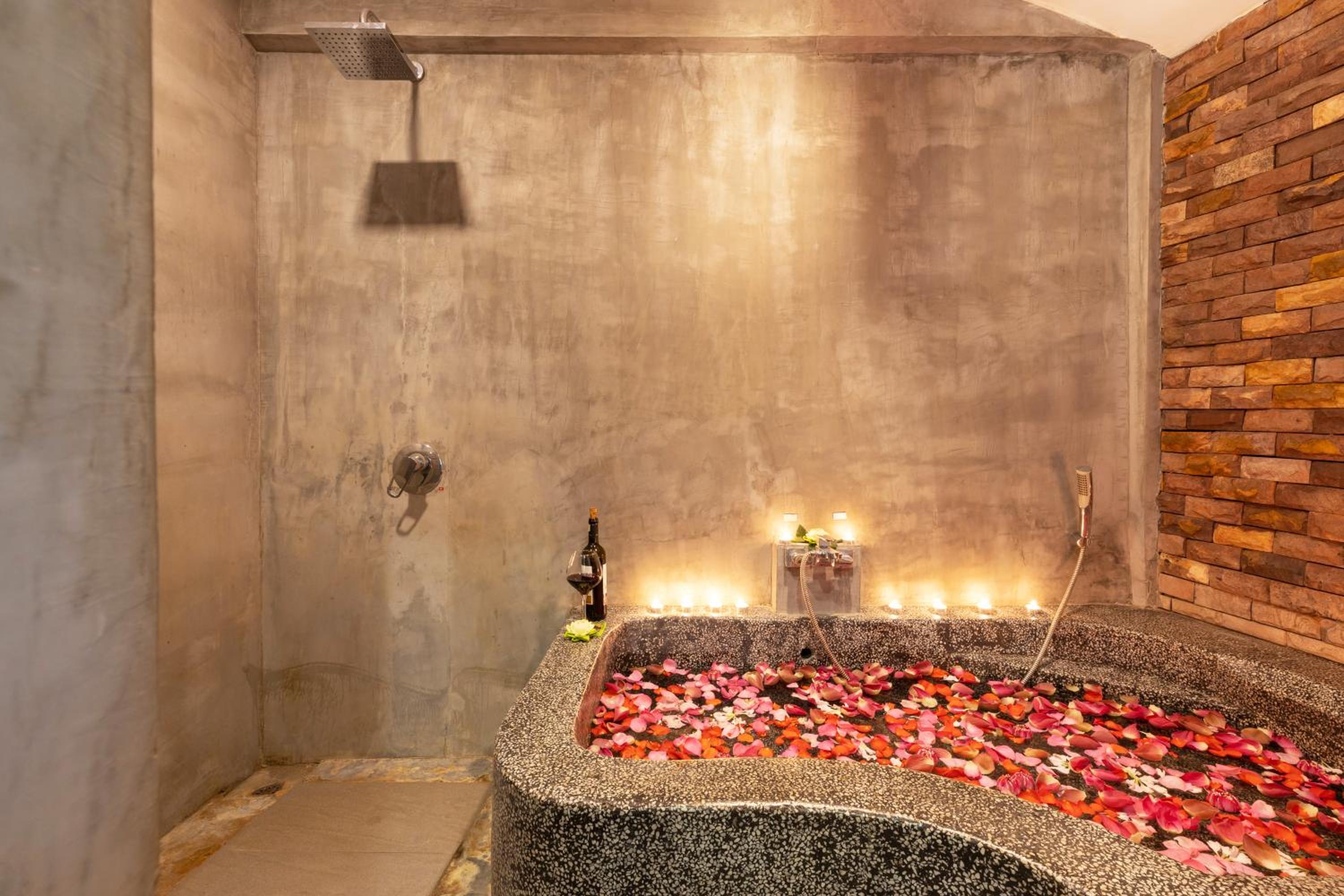 Deluxe Double Room with Bath - Photo 7