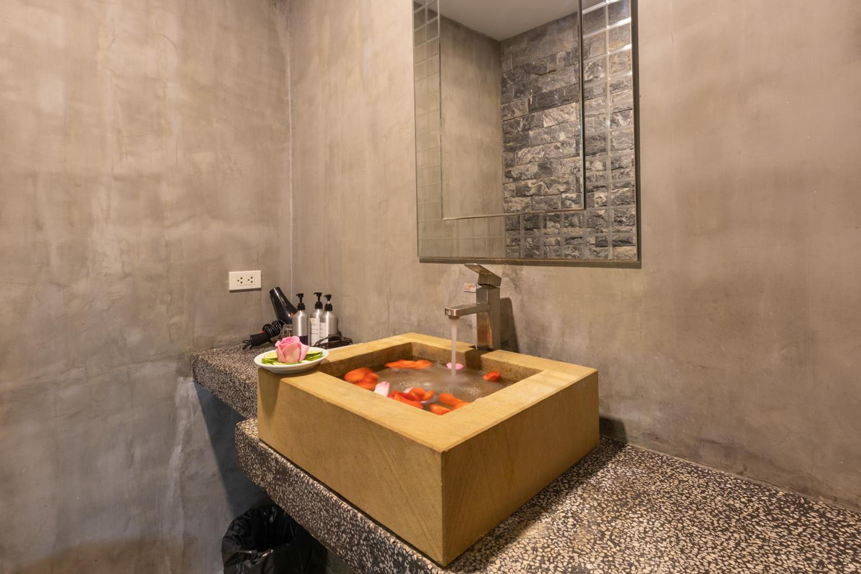 Deluxe Double Room with Bath - Photo 8