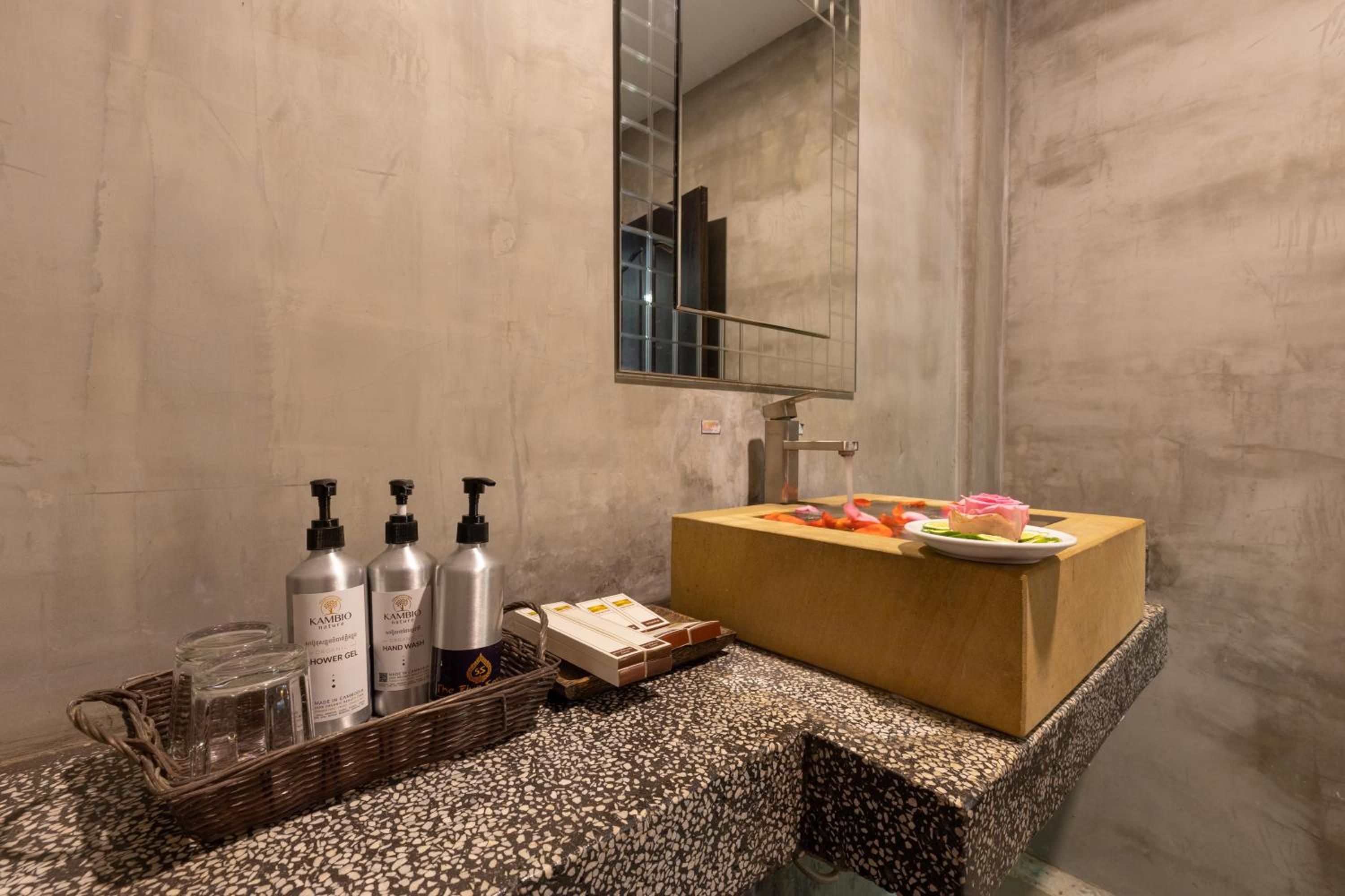 Deluxe Double Room with Bath - Photo 10