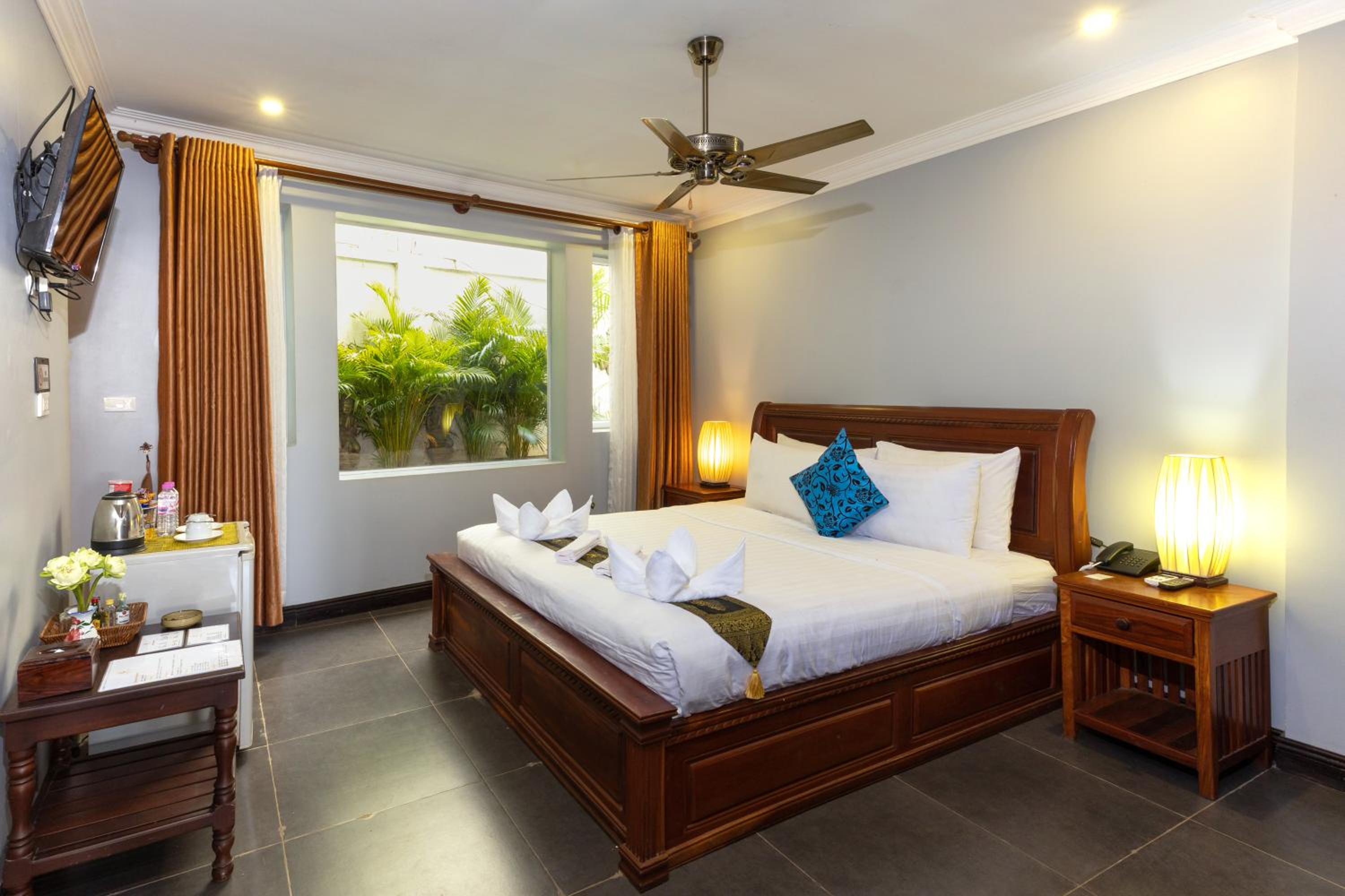 Deluxe Double Room with Bath - Photo 12