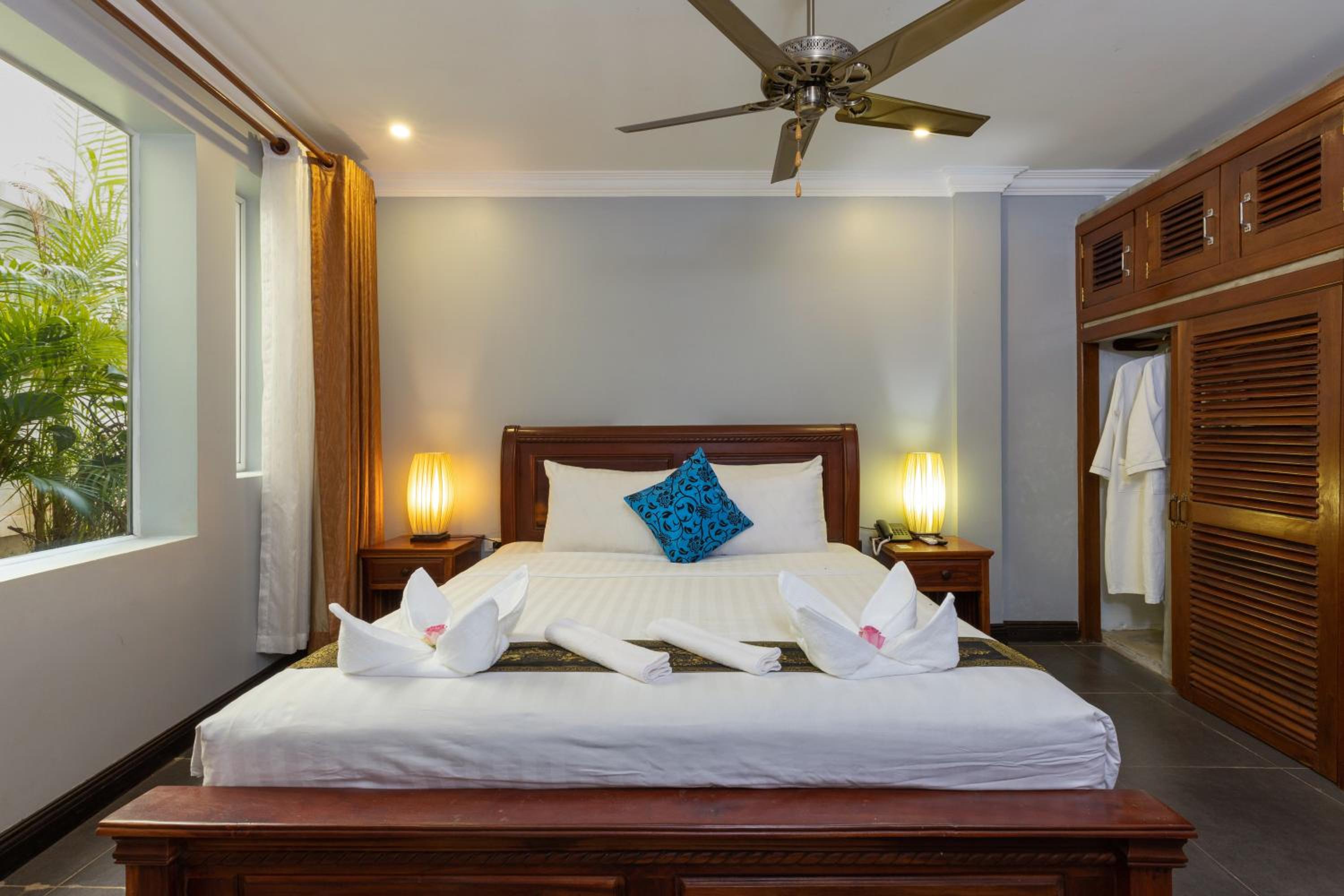 Deluxe Double Room with Bath - Photo 13