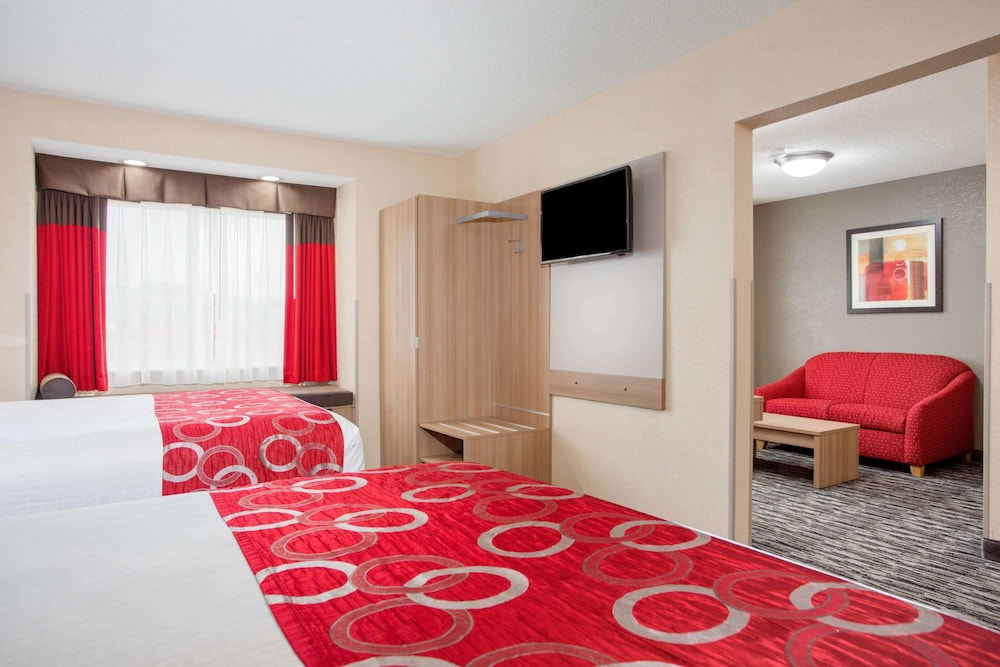 Suite, 2 Queen Beds - Photo 5