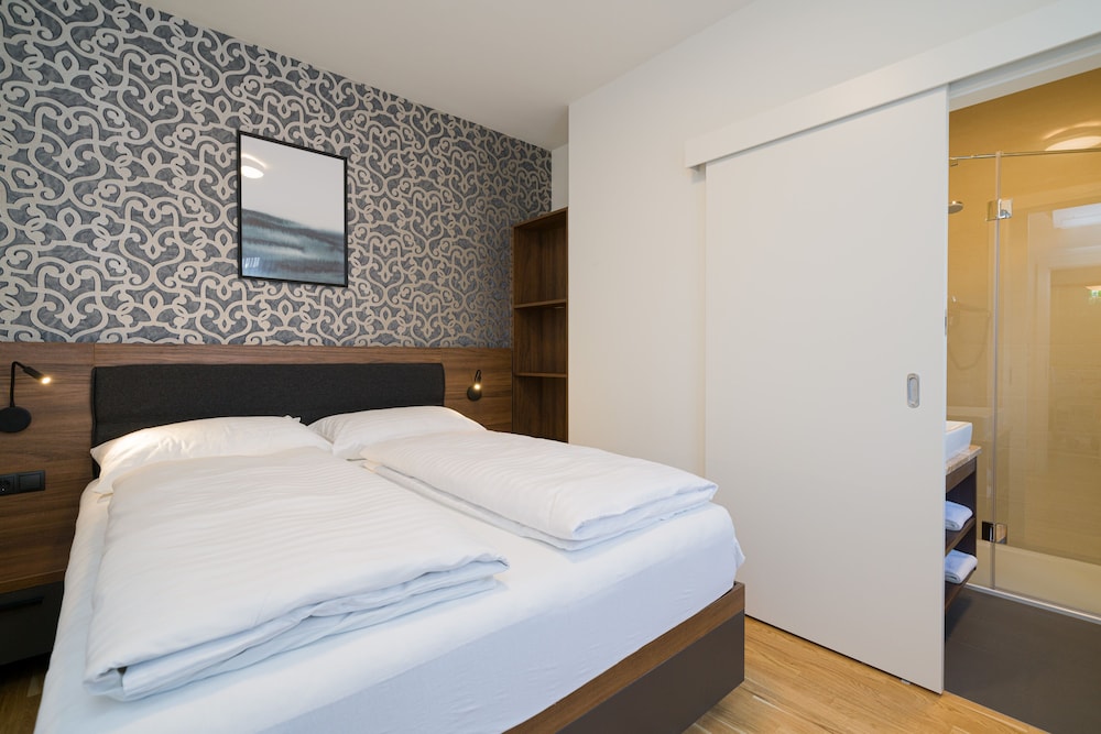 Deluxe Apartment (3 Bedrooms and 1 Living Room)