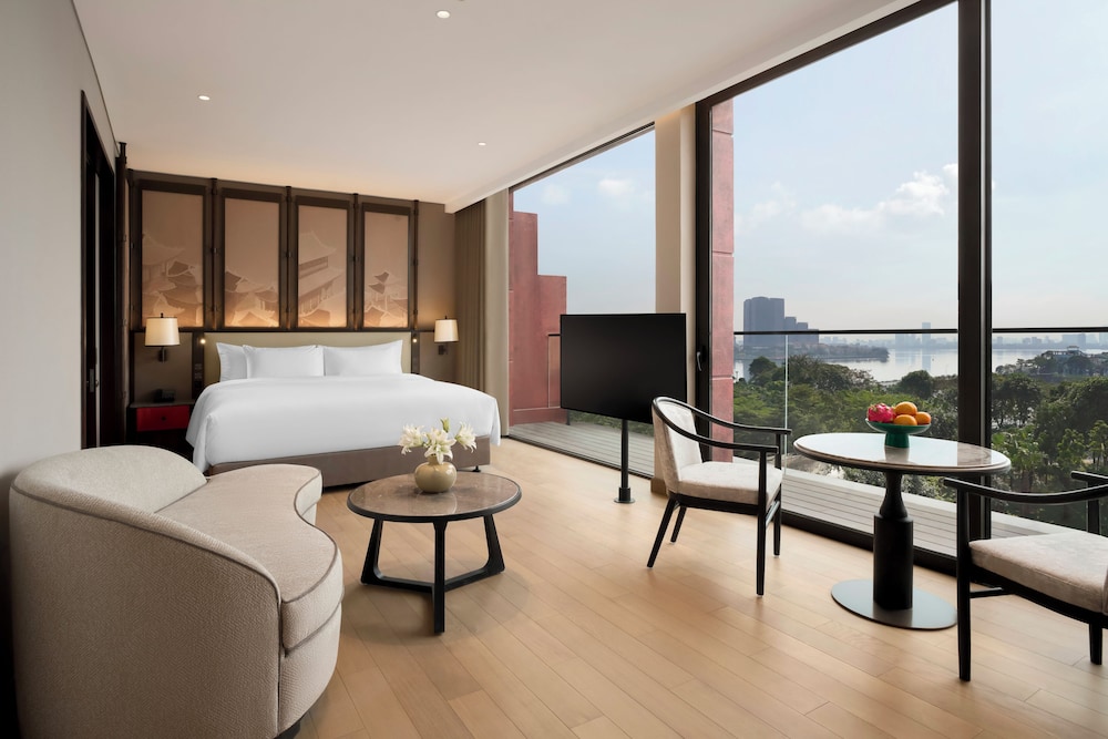 Deluxe Room, 1 King Bed, Balcony