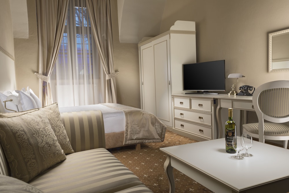 Deluxe Suite - Photo 3