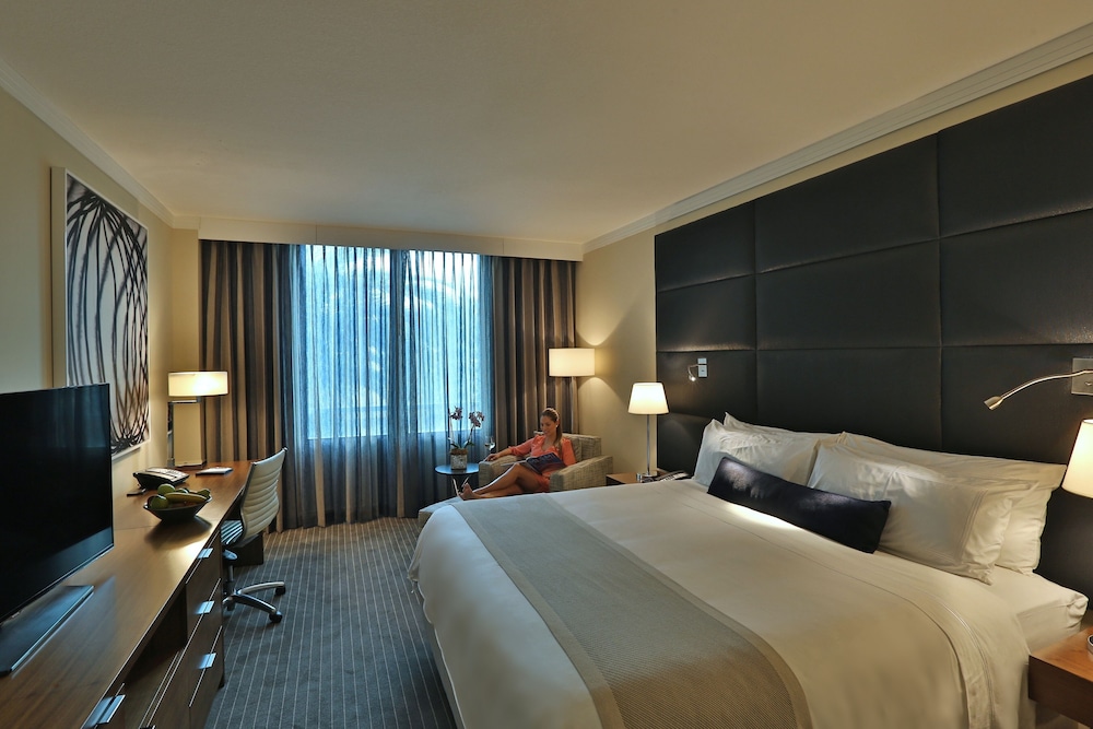 Premium Room, 1 King Bed, Accessible (Mobility, Accessible Tub, Club Floor)