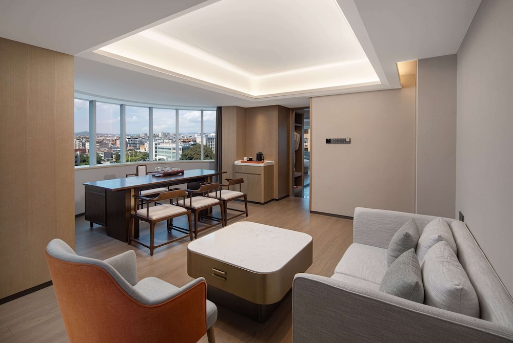 Suite, 1 King Bed, Non Smoking photo 1