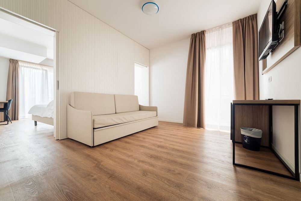 Suite - Photo 1