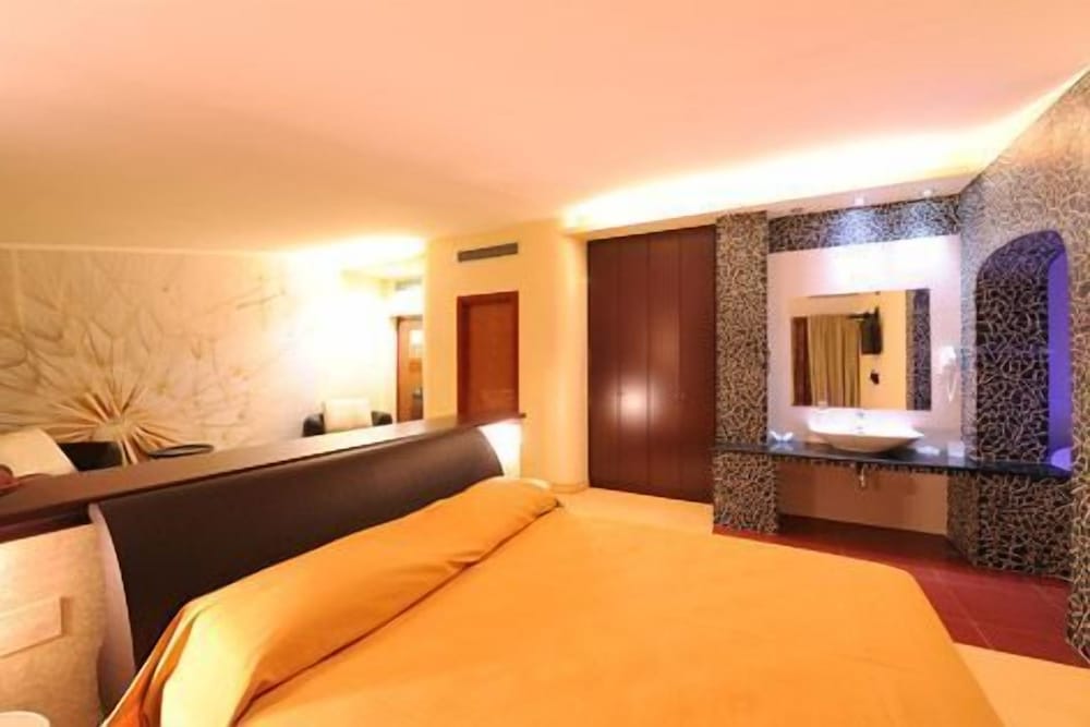 Double Room Single Use - Photo 3