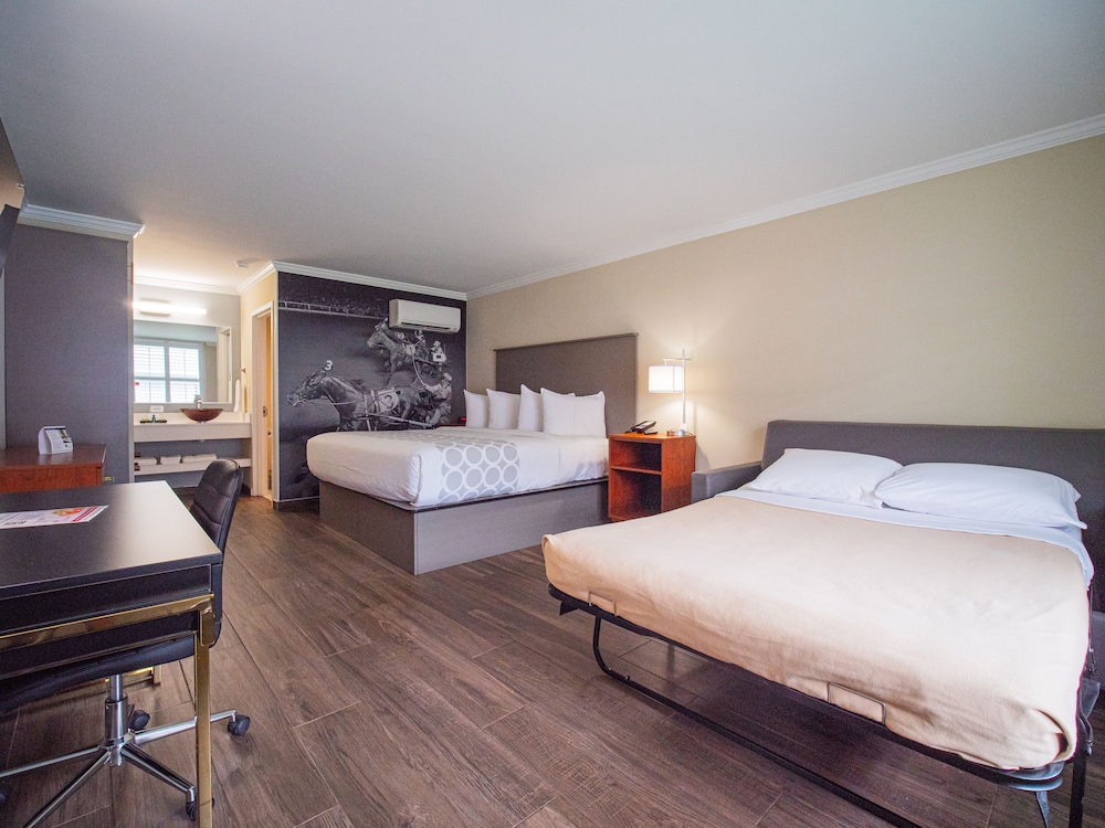Standard Room, 1 King Bed - Photo 4