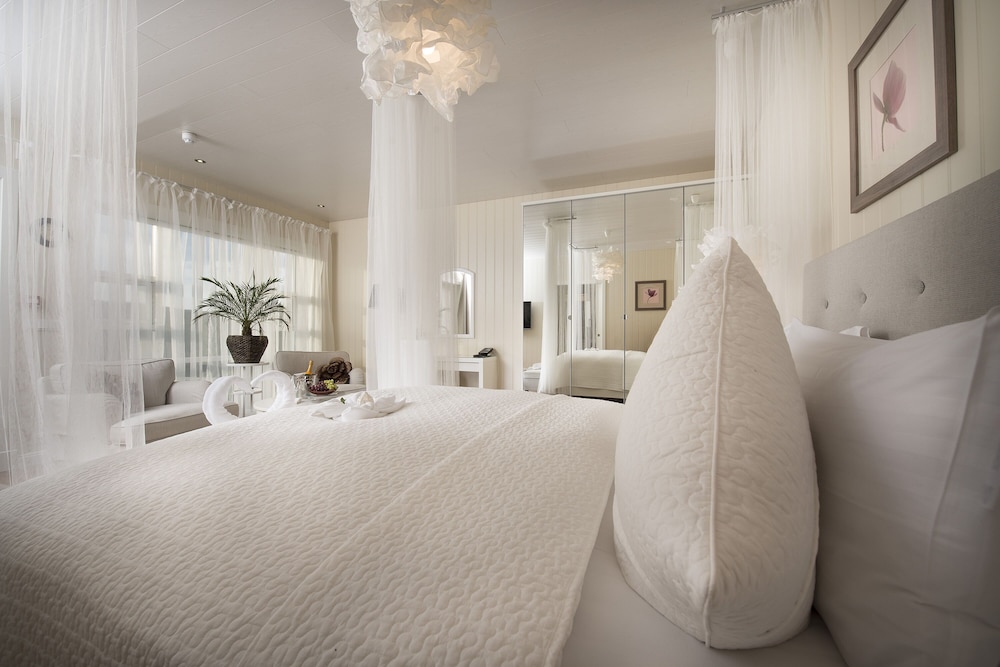Junior Suite with Hot Tub Access - Photo 6