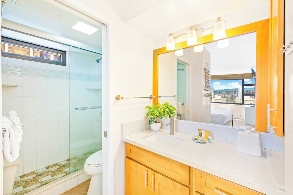Premium Remodeled Condo with Ocean View and Parking: Premium Condo, 1 King Bed with Sofa bed, Balcony, Partial Ocean View (0136) photo