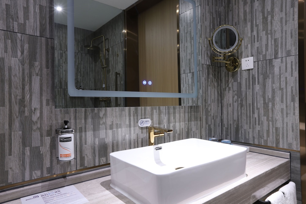 Suite, Multiple Beds - Photo 5