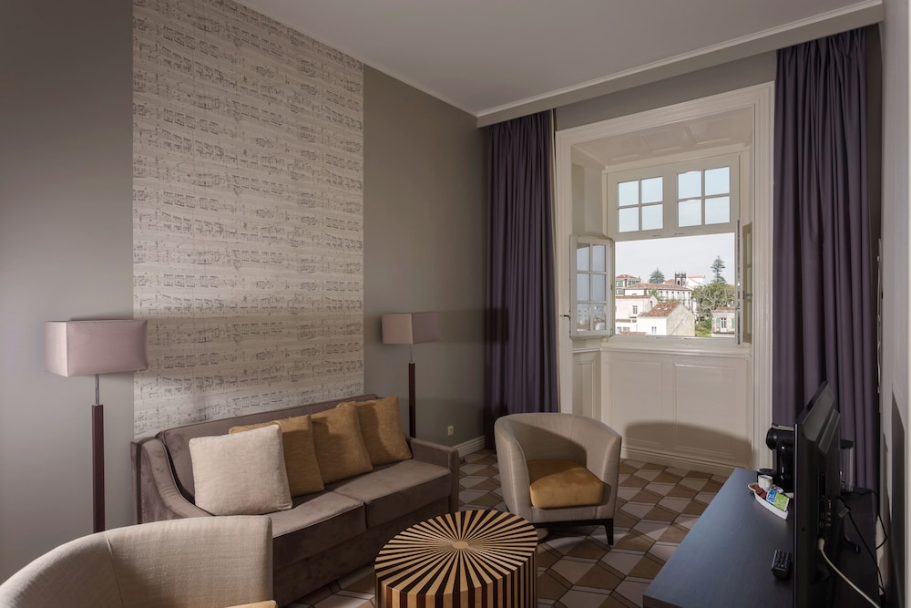 Superior Suite - Photo 13