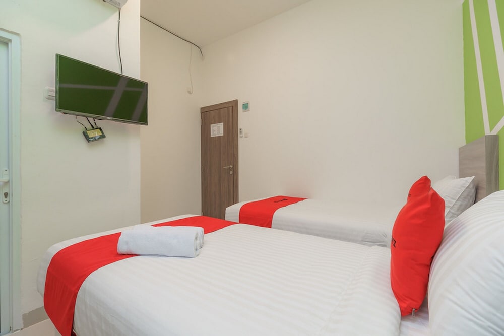 Twin Room (RedDoorz) - Photo 2