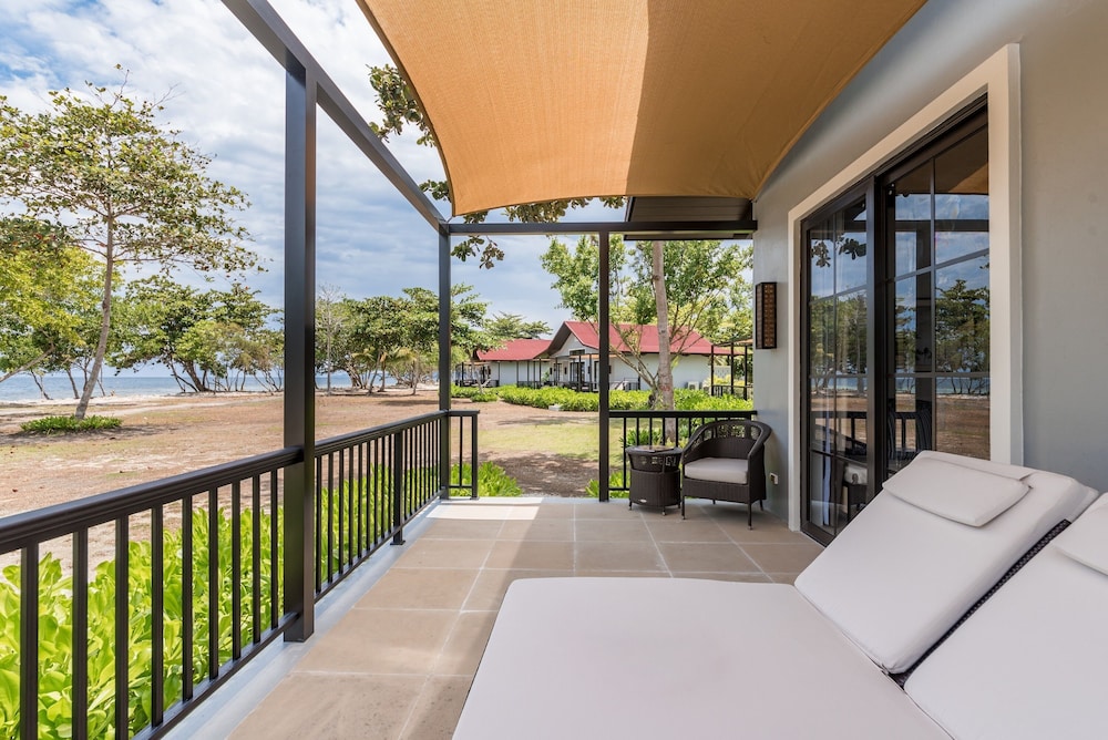 1 Bedroom Ocean Suite with Pool, King - Photo 4