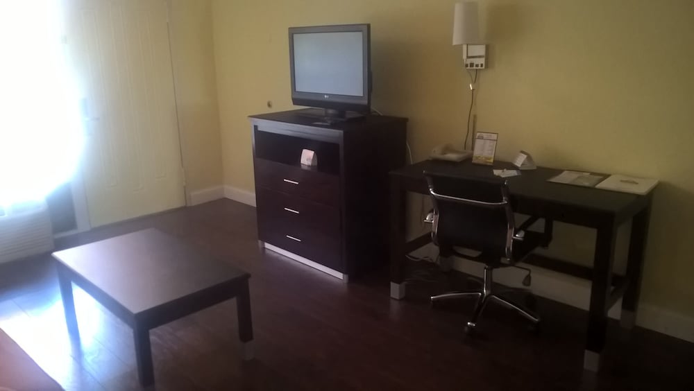 Suite, 1 Bedroom, Non Smoking (Poolside View) photo 3