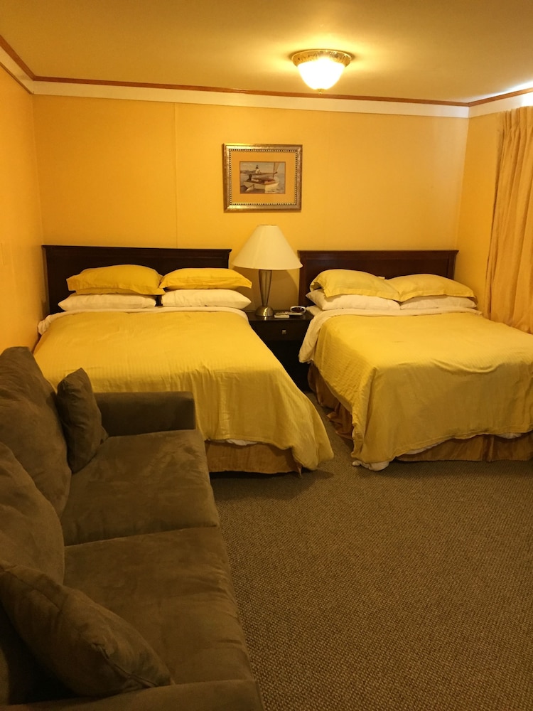 2 Queen Beds with sofa bed, Jetted Tub photo 2