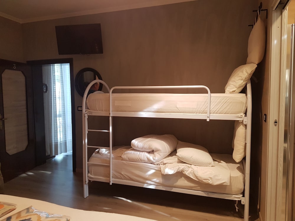 Quadruple Room, Multiple Beds, Private Bathroom photo 2