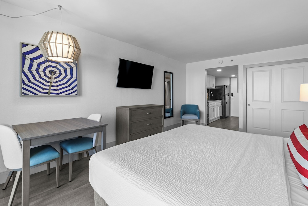Pinnacle Oceanfront Deluxe King Efficiency - Photo 3