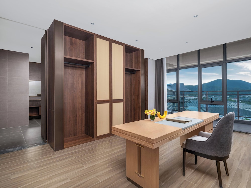 Room, 2 Bedrooms, Lake View photo 2